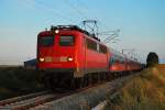 Im wirklich allerletzten Licht des 03.08.2009 konnte die 110 210 mit einem Kreuzfahrersonderzug aus Berlin erlegt werden.Geknipst in Gargetopshof kurz vor Rostock.
