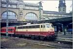 Im Hauptbahnhof von Hamburg konnte ich die DB 110 485-0 fotografieren, die besonders durch ihre noch vorhandene TEE Lackierung gefällt.

Analoges Bild vom März 2001