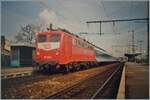 Im Frühling 1992 ist die DB 110 221-9 mit einem Interregio (IR) in Aalen auf dem Weg von Nürnberg nach Stuttgart.