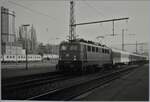 br-6110-e10/860670/die-db-110-235-9-ist-mit Die DB 110 235-9 ist mit eine Interregio (IR) in Aalen auf dem Weg nach Nürnberg.

Analogbild vom 11. Dez. 1995