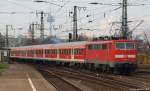 111 014-7 schiebt am 20.11.10 ihre RB nach Kln Hbf. auf die Hohenzollernbrcke zu.