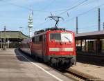 111 114 schiebt am 9.4.11 einen Fuball-Sonderzug durch den Hbf. Duisburg.