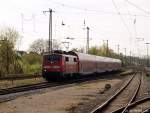 111 155 fhrt am 9.4.11 mit dem RE 1 nach Hamm (Westf) in den Duisburger Hbf. ein.