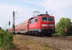 111 117-8 fhrt am 4.6.11 mit dem RE 6 nach Minden (Westf) durch Nordbgge.