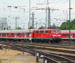 111 054 mit n Wagen-Park bei der Einfahrt in den Bhf Basel Bad. 01.06.12