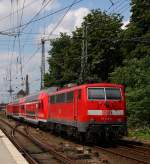 111 135-0 wird zusammen mit einigen anderen Fahrzeugen von 362 852-6 durch den Bremer Hbf rangiert. 30.06.12