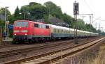 111 124-4 mit dem IC 2410 von Kln nach Flensburg beim Halt in Schleswig. 13.07.12