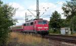Die Freiburger 111 048-5 durfte sich am 22.07.2012 auch die Liste der Zugloks des IC 2410/2417 Hanseat eintragen. Hier wurde sie bei der Einfahrt in Schleswig festgehalten.