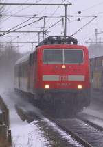 Vor lauter Schneenebel kaum zu erkennen gewesen ist die 111 052-7 mit ihrem Messzug am 20.03.2013