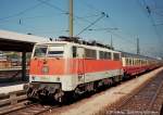 111 154-1(mit S4 Dortmund-Germania Schild)mit einem AE im Bhf Mnchen-Ost, 1988-1996(digitales Bild vom Negativ). 
