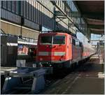 Die DB 111 129 wartet mit einem n-Wagenzug in Stuttgart Hbf auf die Abfahrt.