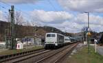 Railadventure 111 029 mit einer Überführung von zwei Elektrotriebwagen für die Niederländische Staatsbahn am 03.04.2021 in Mudersbach