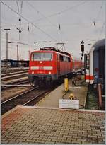 Die DB 111 058-4 erreicht mit einem RE Basel Bad. Bf. 

Analogbild vom Dezember 2001
