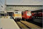 Damals noch Alltag, heute kaum mehr vorstellbar: die DB 111 183-0 und die DB 103 101-2 warten mit Nah- und Fernverkehrszügen in München Hbf auf die Abfahrt.

Analogbild vom 4. Mai 2001  
