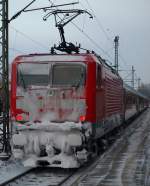 So sieht eine Winterlok aus !! 112 153-2 mit dem SHE nach Padborg musste am Morgen des 3.12.2010 in Schleswig wegen einer eingefrorenen Weiche gut 45 Min Pause machen, genug Zeit also fr eine Aufnahme.