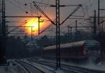 Die morgendliche Stimmung gibt es auch mit Zug ! 112 176 machte sich mit ihrem SHE der Sonne entgegen auf den Weg nach Hamburg. Auch hier ist das Bild vollkommen unbearbeitet.