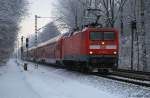112 152-4 zieht am 20.12.10 den RE 21012 nach Kiel Hbf. durch den Prisdorfer Wald gen Norden.