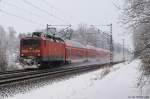 Mit dem RE 21015 nach Hamburg Hbf. fhrt 112 148-2 am 20.12.10 durch den Ort Prisdorf gen Sden.