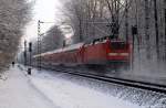 Am Zugende des RE 21019 nach Hamburg Hbf. schiebt 112 152-4 nach. Prisdorfer Wald, den 20.12.10