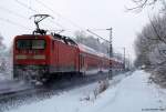 112 180-5 schiebt am 20.12.10 den RE nach Kiel Hbf. durch den Ort Prisdorf gen Norden.