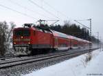 112 147-4 rauscht am 29.12.10 mit dem RE nach Hamburg Hbf. durch den Prisdorfer Wald.