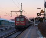 112 171-4 schiebt am Morgen des 28.1.11 funkend und blitzend den RE 21054 nach Flensburg aus dem Schleswiger Bahnhof heraus.