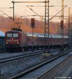 Mit dem RE 21063 nach Hamburg Hbf am Haken rollt 112 173-0 am frhen Morgen des 28.1.11 in den Schleswiger Bahnhof ein.