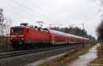 Mit dem 7-teiligen RE aus Kiel (normal sind 6 Wagen) rauscht 112 167-2 am regnerischen 6.2.11 durch den Prisdorfer Wald. der Park wird wohl mit einem Lbecker Park auf die Art und Weise getauscht und in die Heimat berfhrt.