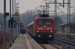 Etwas gelangweilt schaute der gute Lokfhrer drein als er mit der 112 147-4 und dem SHE nach Hamburg in Schleswig einfuhr. 13.2.11