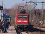 112 171-4 mit dem SH Express nach Hamburg bei der Einfahrt in Schleswig. 08.03.11