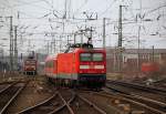 112 142-5 schiebt ihre RegionalBahn in den Abstellbereich des Neumnsteraner Bahnhofes. 30.3.11