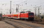112 161-5 fhrt am 9.4.11 mit dem RE11 nach Hamm (Westf) in den Duisburger Hbf. ein.