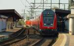 Mit 112 154-0 als Schublok hlt gerade der RE von HH nach Kiel in Neumnster. 21.4.11