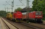 202 535-1/V100.535  Chris  der SES rollt hier mit einem defekten Gleisstopfer durch Schleswig vorbei an 112 167-2 die mit dem SHE auf Abfahrt wartet. 29.2.11