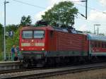 112 147-4 als Zuglok des RE 21071 Flensburg-Hamburg beim Halt in Schleswig. 30.5.11