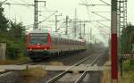 RE 21058 geschoben von 112 176 rauscht hier durch die kleine Stadt Jbek.  12.8.11