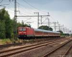 112 142-5 rauscht am 9.7.11 mit dem RE 21075 nach Hamburg Hbf. durch den kleinen Ort Jbek.