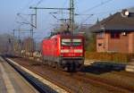 Obwohl ich jetzt gut 4 Jahre hier wohne ist dies die erste einzelnd fahrende 112 die ich fotografieren konnte...112 140-9 rollt hier ber Gleis 2 durch Schleswig. 13.11.11