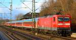 112 148 und 112 172 mit der Sandwichformation des SH-Expresses beim Halt in Schleswig. 04.12.11