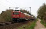 112 142-5 schiebt am Nachmittag des 16.4.11 den RE nach Kiel Hbf. durch den Ort Prisdorf.