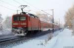 112 148-2 schiebt am 20.12.10 den RE nach Kiel Hbf. durch den Ort Prisdorf gen Norden.
