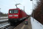 Grenvergleich der anderen Art....112 141-7 mit dem SHE nach Flensburg und meine Tochter mit der Karre nach Hause fotografiert in Schleswig. 10.02.2012
