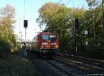 112 168-0 fhrt am 16.10.11 mit der RB nach Hamburg Hbf. durch den Stadtteil Wandsbek. Nchster Halt ist Hamburg-Hasselbrook.