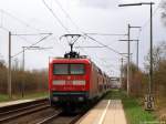 112 178-9 schiebt am 31.3.12 ihre RB nach Hamburg Hbf. aus dem Haltepunkt Kupfermhle zum nchsten Halt nach Bargteheide heraus.