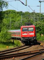 Wenige Minuten spter kam 112 167-5 mit dem gemischten SH Express nach Hamburg am Bahnbergang vorbei. 28.05.12