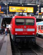 112 104-5 mit dem RE1 nach Rostock Hbf steht abfahrbereit im Hbf Hamburg. 15.07.12