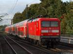 Die frisch gemachte 112 143 (REV LDX 27.8.12) schiebt am Abend des 14.9.12 den RE nach Kiel Hbf. aus dem Bhf. Elmshorn.