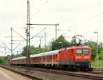 112 146 mit dem SHE und defektem Steuerwagen und der zustzlich mitlaufenden 112 177 verlassen Schleswig Richtung Hamburg. 25.06.2013