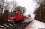 Mit dem RE nach Hamburg Hbf. fuhr 112 172-2 am 19.12.09 durch den Haltepunkt Prisdorf.