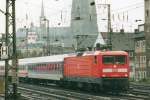 Am 13 April 1999 verlässt 112 180 Köln Hbf mit IR für Koblenz.